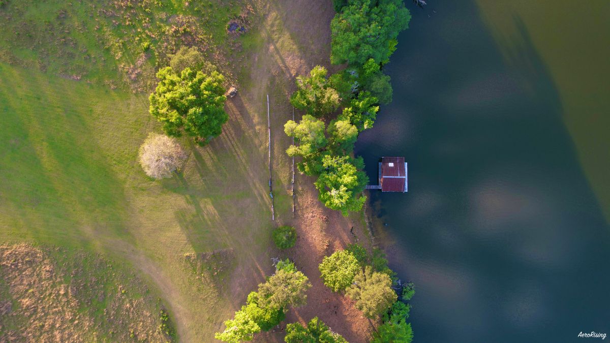 Awesome shot of the fairway leading up to the Boathouse. 🛶