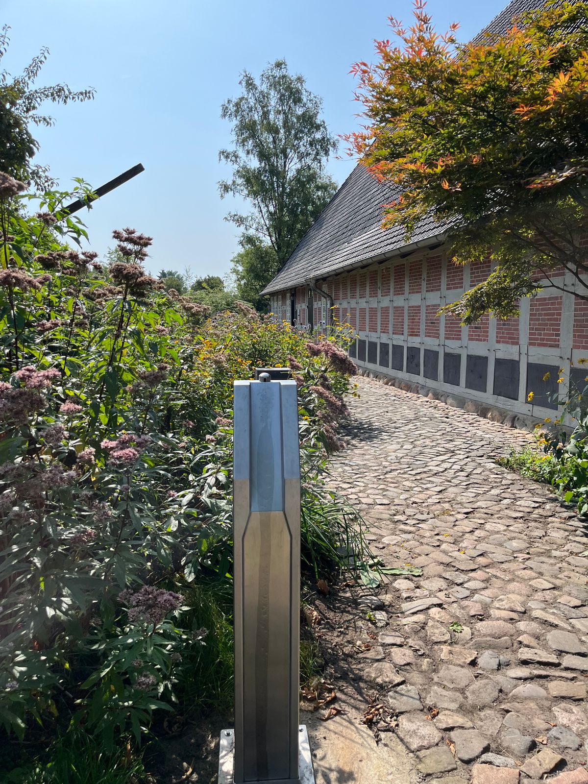 Trinkwasser. Knopf an der linken Seite der Säule drücken.