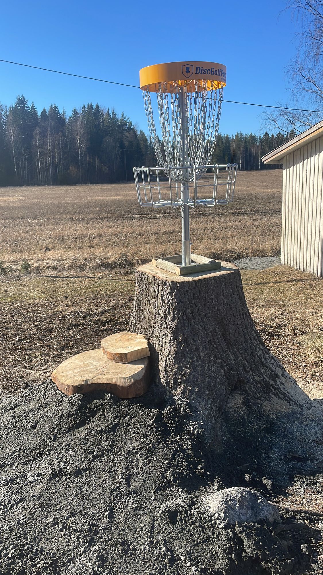 Ykkösväylän kori! Tähän on hyvä lämmitellä putti kuntoon. Tai nuppi huonoon kuntoon. Puttaaminen on pääpeli, elä menetä toivoasi jos tähän otit ''puttirallin''. Radalta on vielä saatavilla monta pirkkua.