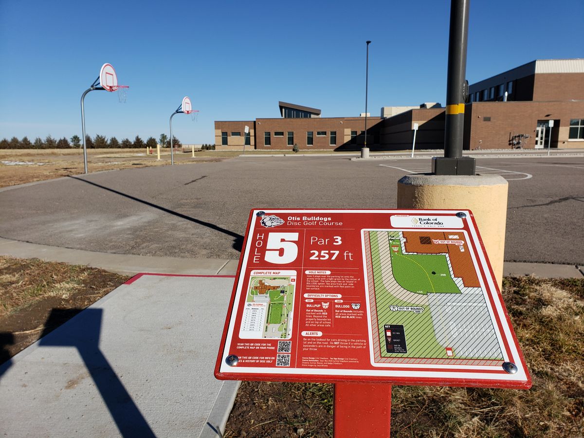 Hole 5: Tee sign