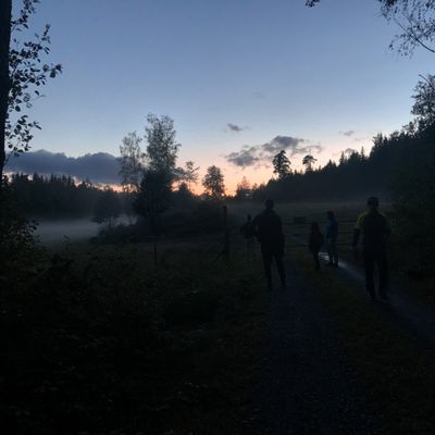 Grind med instruktioner för öppning.