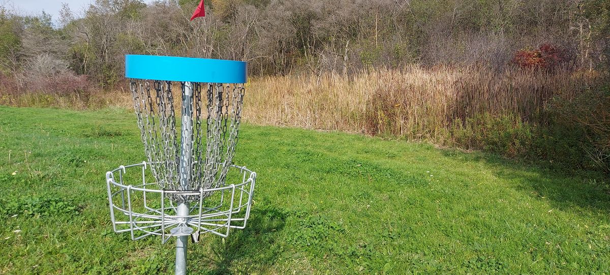 Putting on hole 18.🍁🇨🇦🍂 🌽
