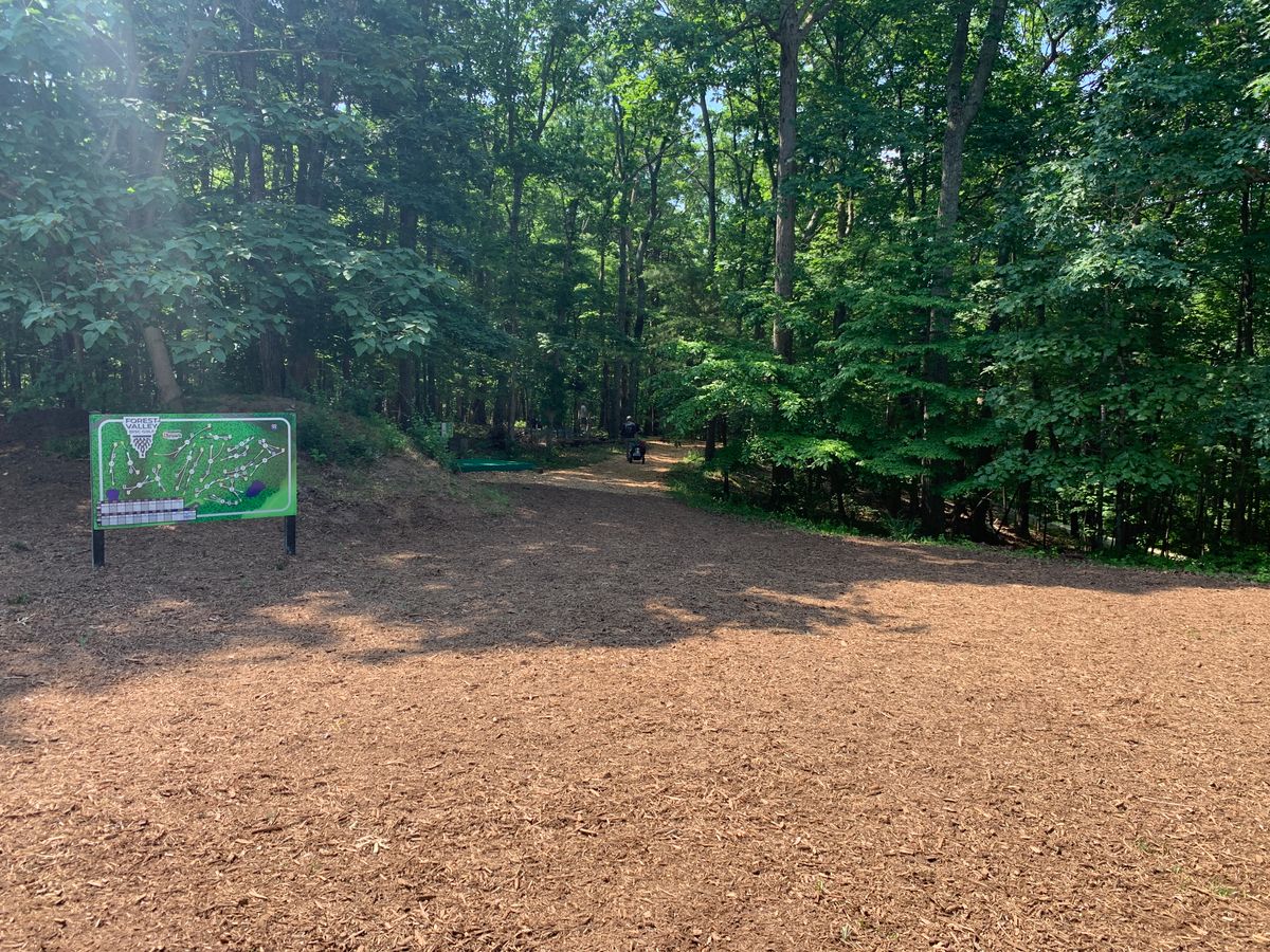 Entrance to tee 1 with course map