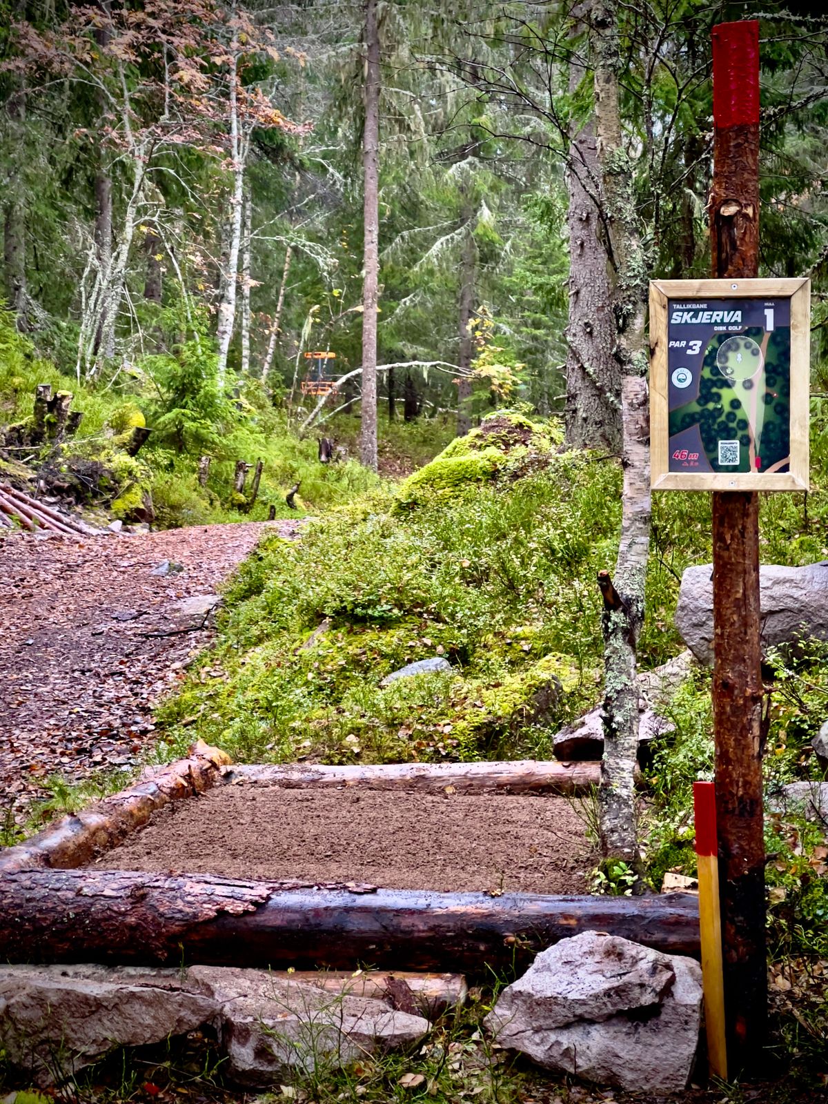 Utkastene er bærekraftige og består av stedlig naturgrus i en kasse laget at rotvelt og toppknekk
