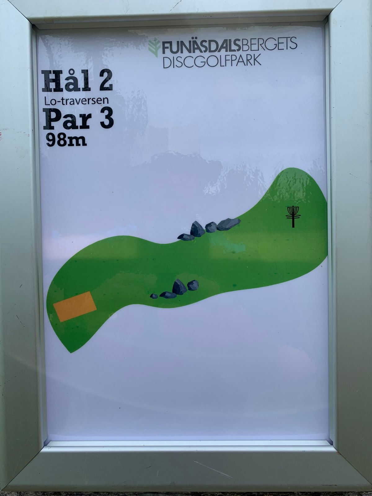 Svagt felvänt S, se pilen till vänster om allén man skall in i.