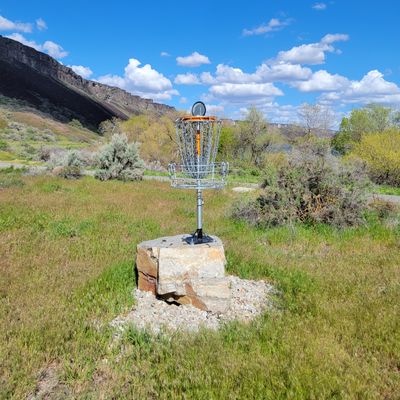 Hole 8 basket is up on a rock