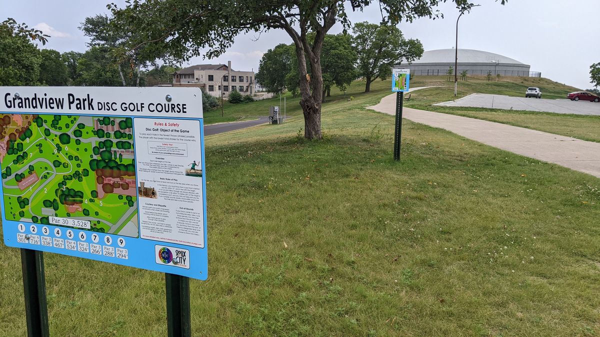 Tee #1 behind course sign