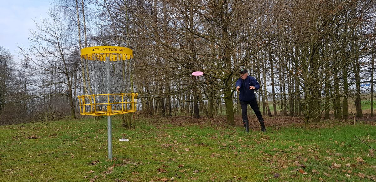 Putting on hole 6