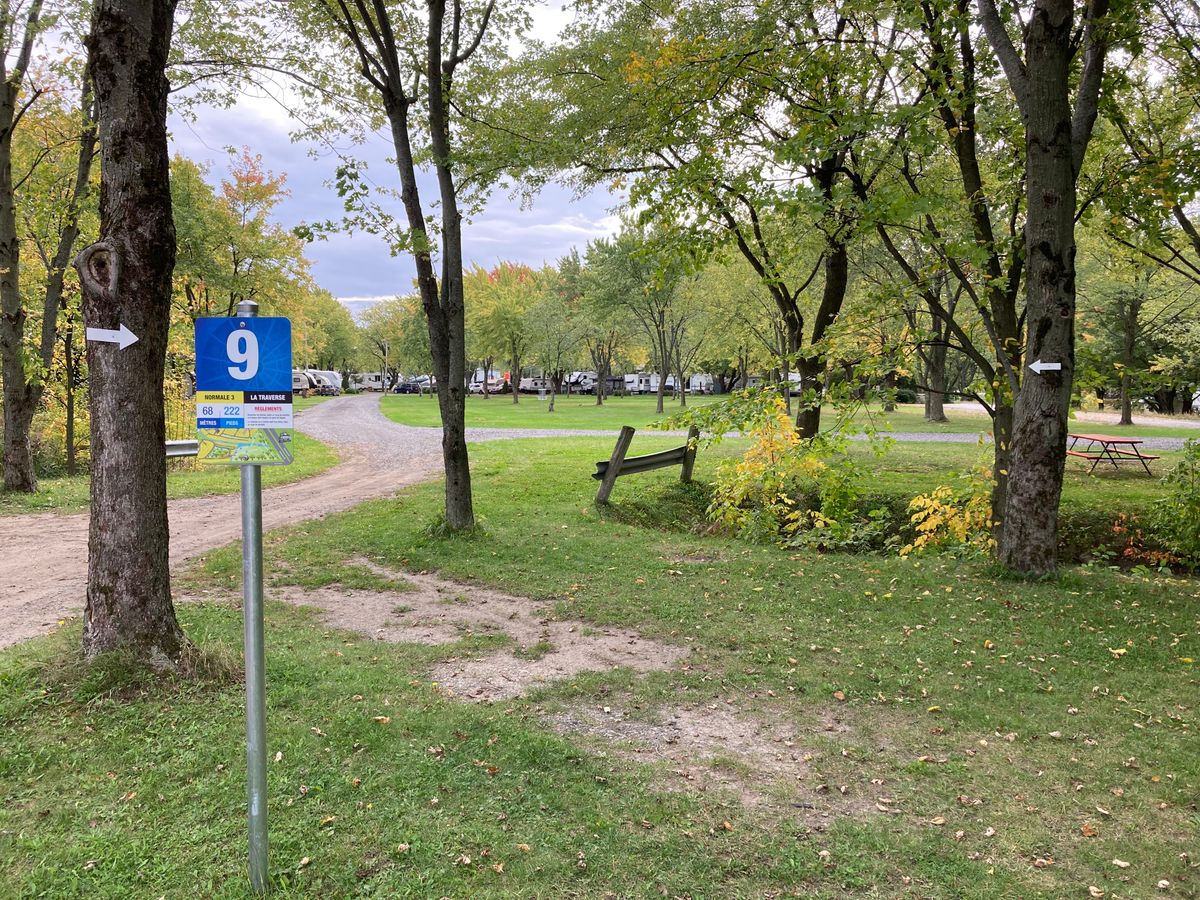 Départ #9, panier dans le terrain l’autre côté du chemin gravier