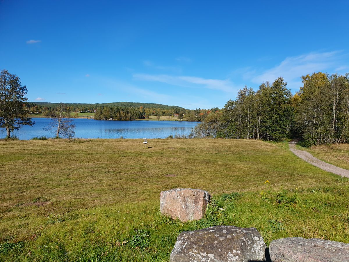 Tee 1 med utsikt över korg hål 9.